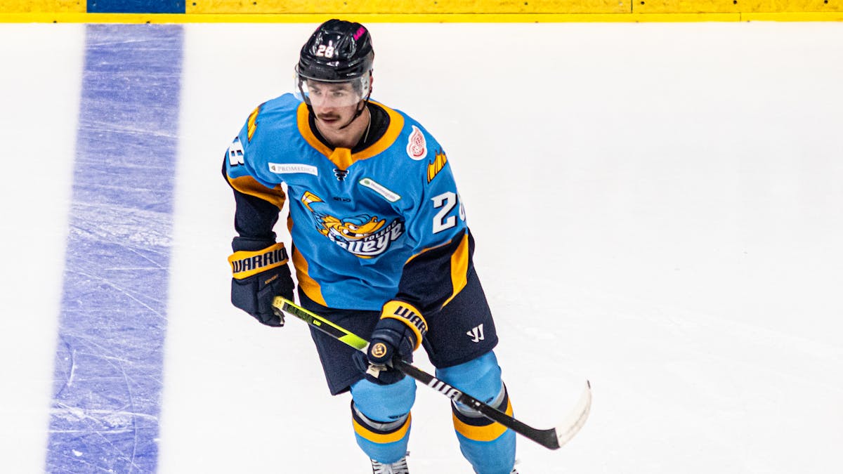 Walleye Kruse past Nailers to open December